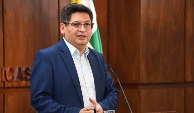 MINISTRO MARCELO MONTENEGRO AFIRMA QUE EL GOBIERNO DEJA PRESUPUESTO PARA LA IMPORTACIÓN DE COMBUSTIBLE HASTA FIN DE AÑO Y ADVIERTE SOBRE IMPACTO DE LEVANTAR LA SUBVENCIÓN