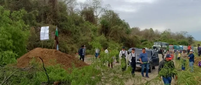BLOQUEO EN ABAPÓ SE DECLARA INDEFINIDO Y EXIGE PRESENCIA DEL GOBERNADOR CAMACHO