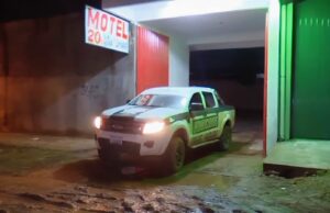 HALLAN MUERTO A HOMBRE QUE INGRESÓ CON DOS MUJERES A UN MOTEL EN SANTA CRUZ