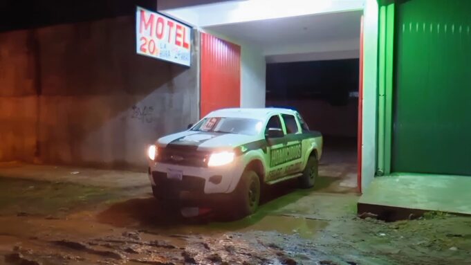 HALLAN MUERTO A HOMBRE QUE INGRESÓ CON DOS MUJERES A UN MOTEL EN SANTA CRUZ