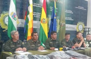 APARTAN A OCHO POLICÍAS EN SANTA CRUZ POR PRESUNTOS COBROS IRREGULARES Y EXTORSIÓN