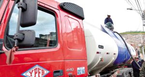 YPFB ANUNCIA IMPORTACIÓN DE 78.000 METROS CÚBICOS DE COMBUSTIBLES EN MEDIO DE FILAS Y PROTESTAS DEL TRANSPORTE