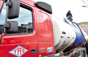 YPFB ANUNCIA IMPORTACIÓN DE 78.000 METROS CÚBICOS DE COMBUSTIBLES EN MEDIO DE FILAS Y PROTESTAS DEL TRANSPORTE