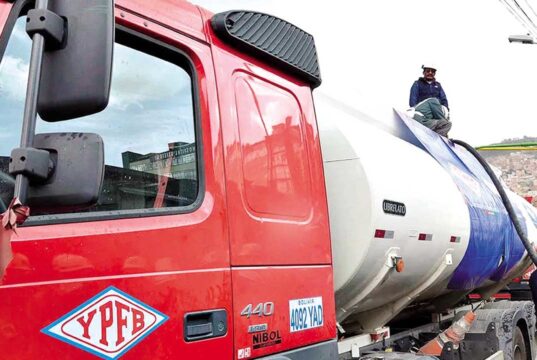 YPFB ANUNCIA IMPORTACIÓN DE 78.000 METROS CÚBICOS DE COMBUSTIBLES EN MEDIO DE FILAS Y PROTESTAS DEL TRANSPORTE