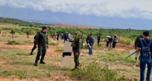 POLICÍA CONFIRMA ARRESTO DE UN SUBTENIENTE POR PRESUNTO USO DE ARMA DE FUEGO EN ENFRENTAMIENTOS EN COTAPACHI