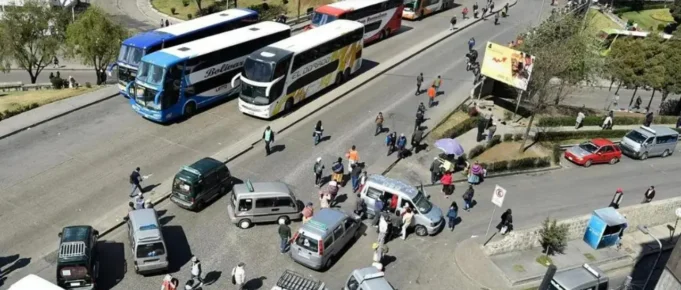 CHOFERES DE LA PAZ CONFIRMAN PARO DE 24 HORAS Y ANUNCIAN BLOQUEOS EN RECHAZO AL DECRETO 5503