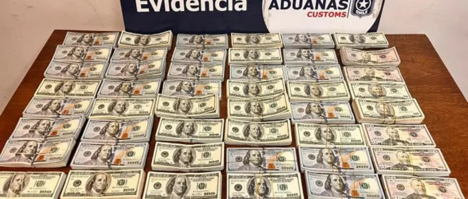 HALLAN CASI MEDIO MILLÓN DE DÓLARES OCULTOS EN UN BUS QUE INGRESABA A CHILE DESDE BOLIVIA