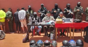 POLICÍA ALLANA INMUEBLE EN LA VILLA PRIMERO DE MAYO Y DESARTICULA RED DE PRÉSTAMOS “GOTA A GOTA”