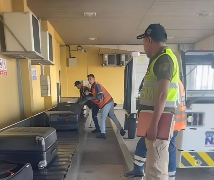 APREHENDEN A TRES FUNCIONARIOS JUDICIALES POR EL CASO MALETAS Y HALLAZGO DE DROGA VINCULADO AL JUEZ ZEBALLOS