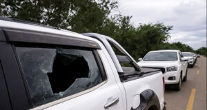 AVASALLADORES EMBOSCAN A COMITIVA POLICIAL QUE APOYA OPERATIVO DE DESALOJO EN LAS LONDRAS