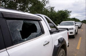 AVASALLADORES EMBOSCAN A COMITIVA POLICIAL QUE APOYA OPERATIVO DE DESALOJO EN LAS LONDRAS