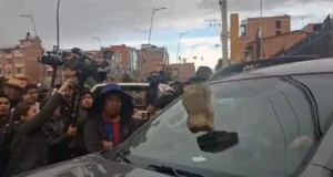 PONCHOS ROJOS ATACAN VEHÍCULO DE DIRIGENTE TRAS ACUERDO ENTRE LA COB Y EL GOBIERNO EN EL ALTO