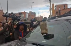 PONCHOS ROJOS ATACAN VEHÍCULO DE DIRIGENTE TRAS ACUERDO ENTRE LA COB Y EL GOBIERNO EN EL ALTO