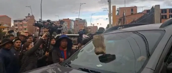 PONCHOS ROJOS ATACAN VEHÍCULO DE DIRIGENTE TRAS ACUERDO ENTRE LA COB Y EL GOBIERNO EN EL ALTO