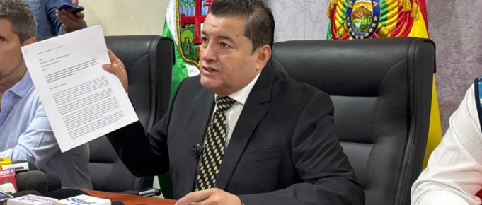 IMPONEN FIANZA DE BS 100.000 Y MEDIDAS SUSTITUTIVAS AL ALCALDE JHONNY FERNÁNDEZ POR EL CASO MUTUALISTA