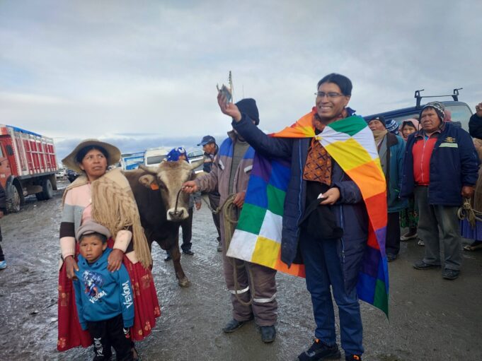 SENADOR MILTON CONDORI SUBASTA SU TORO PARA FINANCIAR GIRA NACIONAL POR REDUCCIÓN DE SALARIOS DE LEGISLADORES
