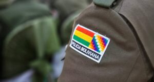 ACUSAN A DOS POLICÍAS DE EXTORSIONAR A CIUDADANOS PARA EVITAR SU ARRESTO EN LA PAZ