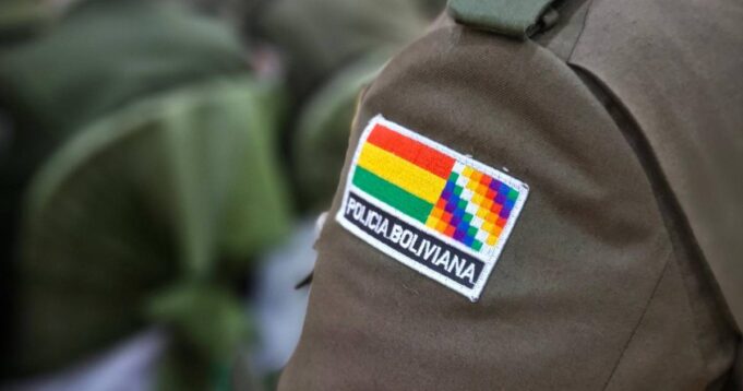 ACUSAN A DOS POLICÍAS DE EXTORSIONAR A CIUDADANOS PARA EVITAR SU ARRESTO EN LA PAZ