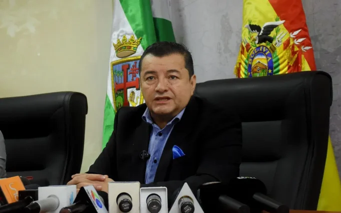 JHONNY FERNÁNDEZ PERMANECE APREHENDIDO EN CLÍNICA PRIVADA MIENTRAS FISCALÍA SOLICITA SU DETENCIÓN PREVENTIVA POR EL “CASO PAVIMENTO”