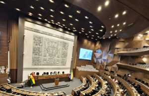 COMISIÓN DE JUSTICIA PLURAL POSTERGA DEBATE DE PROYECTO QUE BUSCA AMPLIAR PERMANENCIA OBLIGATORIA DE EXAUTORIDADES EN EL PAÍS