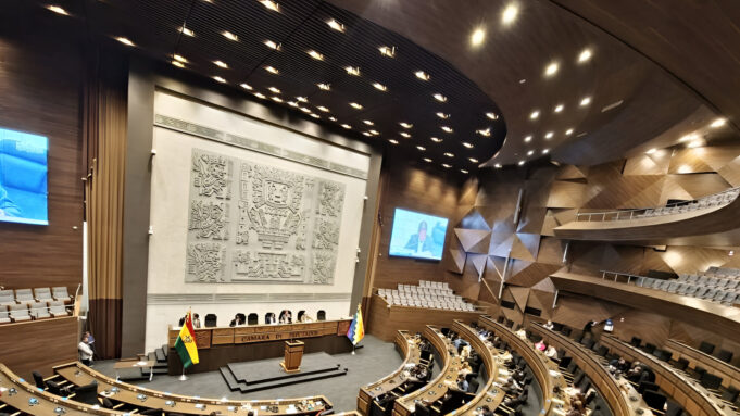 COMISIÓN DE JUSTICIA PLURAL POSTERGA DEBATE DE PROYECTO QUE BUSCA AMPLIAR PERMANENCIA OBLIGATORIA DE EXAUTORIDADES EN EL PAÍS