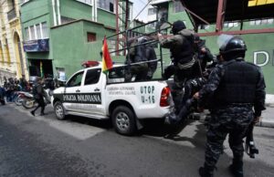 DOS POLICÍAS CAPTURADOS POR COBRAR POR QR PARA LIBERAR ARRESTADOS EN LA PAZ
