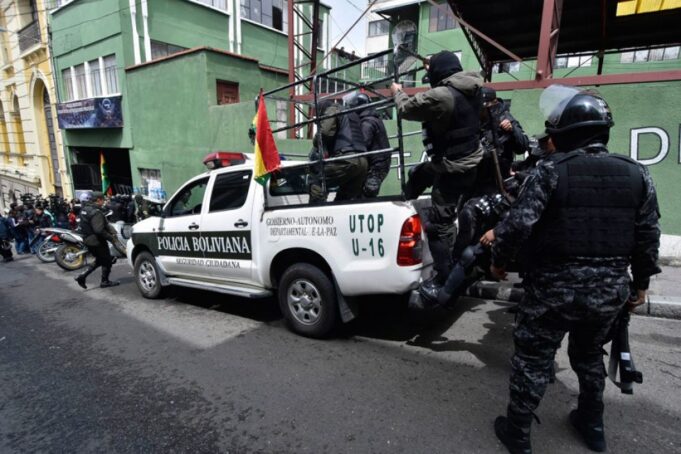 DOS POLICÍAS CAPTURADOS POR COBRAR POR QR PARA LIBERAR ARRESTADOS EN LA PAZ