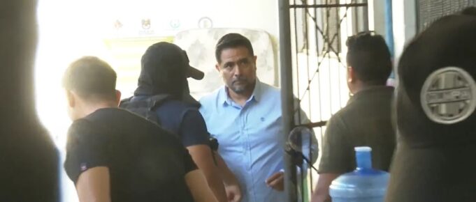 PASTOR EVANGÉLICO MARCO NÚÑEZ DEL ARCO PASARÁ LA NOCHE EN CELDAS DE LA FELCV TRAS SER APREHENDIDO EN SANTA CRUZ