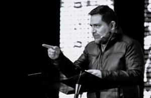 IGLESIA EVANGÉLICA SEPARA TEMPORALMENTE A PASTOR EXTRANJERO INVESTIGADO POR PRESUNTO ESTUPRO Y VIOLENCIA