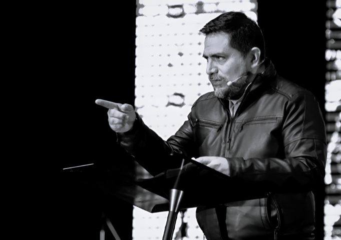 IGLESIA EVANGÉLICA SEPARA TEMPORALMENTE A PASTOR EXTRANJERO INVESTIGADO POR PRESUNTO ESTUPRO Y VIOLENCIA