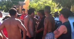 CONDUCTOR PROTAGONIZA DOS ACCIDENTES EN MENOS DE 10 MINUTOS Y ES GOLPEADO POR VECINOS EN SANTA CRUZ