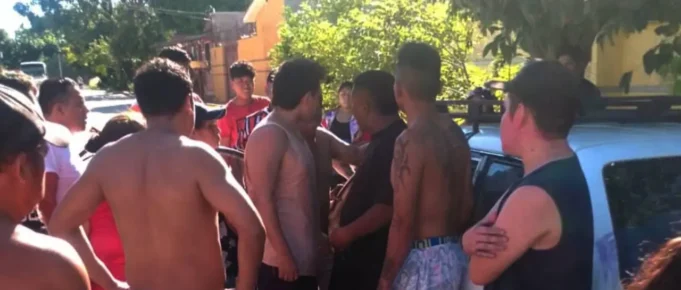 CONDUCTOR PROTAGONIZA DOS ACCIDENTES EN MENOS DE 10 MINUTOS Y ES GOLPEADO POR VECINOS EN SANTA CRUZ