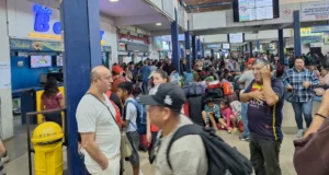 PARO INDEFINIDO EN LA TERMINAL BIMODAL DE SANTA CRUZ PERJUDICA A CIENTOS DE PASAJEROS A DÍAS DE CARNAVAL