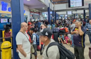 PARO INDEFINIDO EN LA TERMINAL BIMODAL DE SANTA CRUZ PERJUDICA A CIENTOS DE PASAJEROS A DÍAS DE CARNAVAL