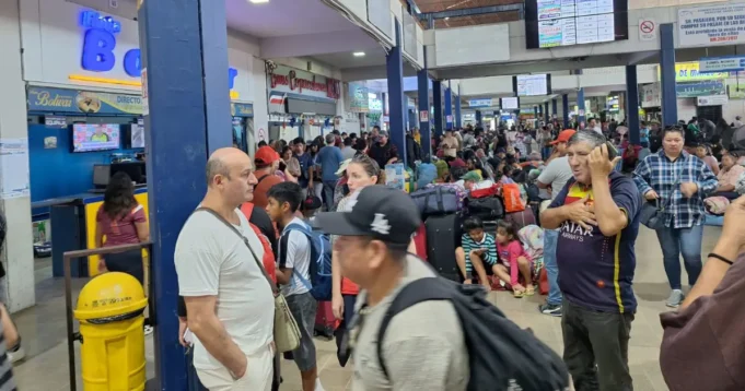 PARO INDEFINIDO EN LA TERMINAL BIMODAL DE SANTA CRUZ PERJUDICA A CIENTOS DE PASAJEROS A DÍAS DE CARNAVAL