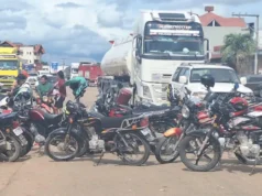 MOTOTAXISTAS DE MONTERO BLOQUEAN SEIS PUNTOS Y DECLARAN PARO INDEFINIDO POR LA CALIDAD DE LA GASOLINA