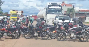 MOTOTAXISTAS DE MONTERO BLOQUEAN SEIS PUNTOS Y DECLARAN PARO INDEFINIDO POR LA CALIDAD DE LA GASOLINA