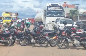 MOTOTAXISTAS DE MONTERO BLOQUEAN SEIS PUNTOS Y DECLARAN PARO INDEFINIDO POR LA CALIDAD DE LA GASOLINA