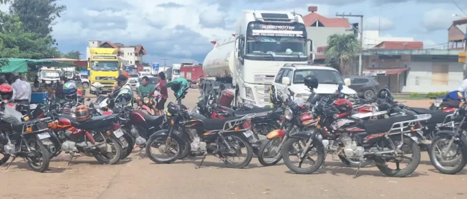 MOTOTAXISTAS DE MONTERO BLOQUEAN SEIS PUNTOS Y DECLARAN PARO INDEFINIDO POR LA CALIDAD DE LA GASOLINA