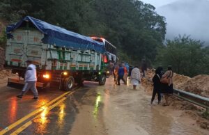 ABC RESTRINGE PASO DE CAMIONES PESADOS EN LA RUTA A LOS VALLES CRUCEÑOS POR RIESGO DE DERRUMBES