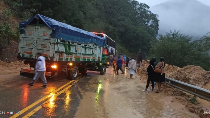 ABC RESTRINGE PASO DE CAMIONES PESADOS EN LA RUTA A LOS VALLES CRUCEÑOS POR RIESGO DE DERRUMBES