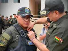SUBTENIENTE DE LA POLICÍA ES CONDECORADO EN PANDO TRAS RECHAZAR SOBORNO DURANTE CONTROL VEHICULAR