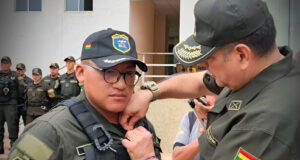 SUBTENIENTE DE LA POLICÍA ES CONDECORADO EN PANDO TRAS RECHAZAR SOBORNO DURANTE CONTROL VEHICULAR