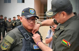 SUBTENIENTE DE LA POLICÍA ES CONDECORADO EN PANDO TRAS RECHAZAR SOBORNO DURANTE CONTROL VEHICULAR