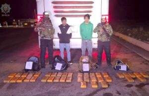 OPERATIVO ANTIDROGA EN LA RUTA COCHABAMBA–ORURO DEJA DOS APREHENDIDOS CON 40 PAQUETES DE COCAÍNA DE ALTA PUREZA