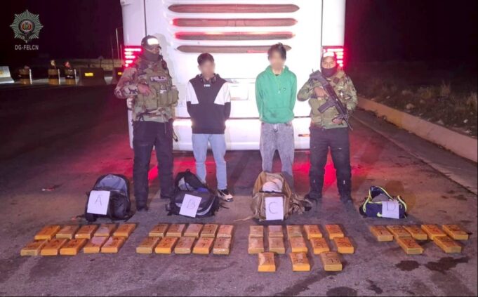 OPERATIVO ANTIDROGA EN LA RUTA COCHABAMBA–ORURO DEJA DOS APREHENDIDOS CON 40 PAQUETES DE COCAÍNA DE ALTA PUREZA