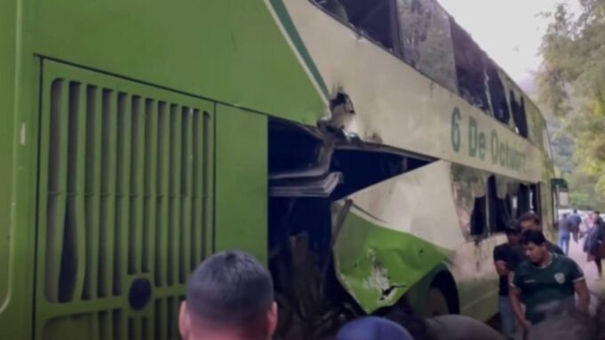 DERRUMBES EN PETACAS DEJAN UN MUERTO, DOS HERIDOS Y DOS BUSES DAÑADOS EN LOS VALLES CRUCEÑOS