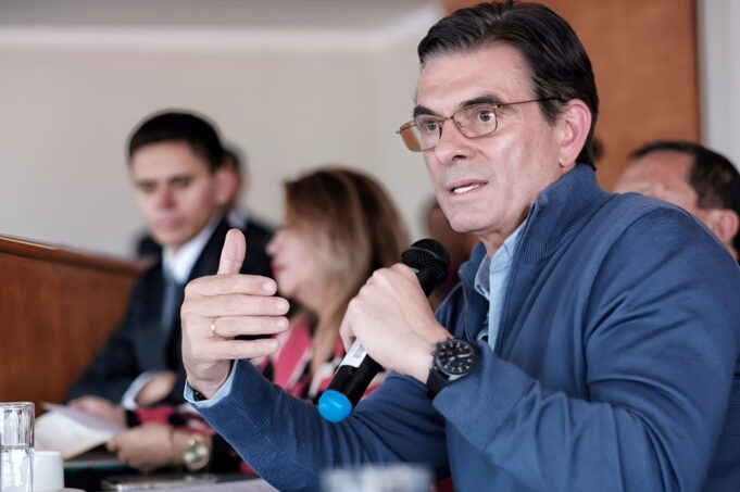 RODRIGO PAZ AFIRMA QUE PARA APLICAR EL MODELO 50/50 SE DEBEN ELIMINAR AL MENOS 60 LEYES Y 40 DECRETOS