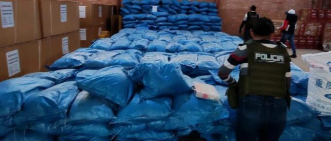 INCAUTAN MÁS DE 54 TONELADAS DE SUSTANCIAS QUÍMICAS EN ORURO EN UN DURO GOLPE AL NARCOTRÁFICO