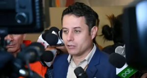 VICEPRESIDENTE LARA CUESTIONA VISITA DE RODRIGO PAZ A EEUU Y PIDE QUE NO SE OFREZCA AL EJÉRCITO BOLIVIANO PARA CONFLICTOS INTERNACIONALES